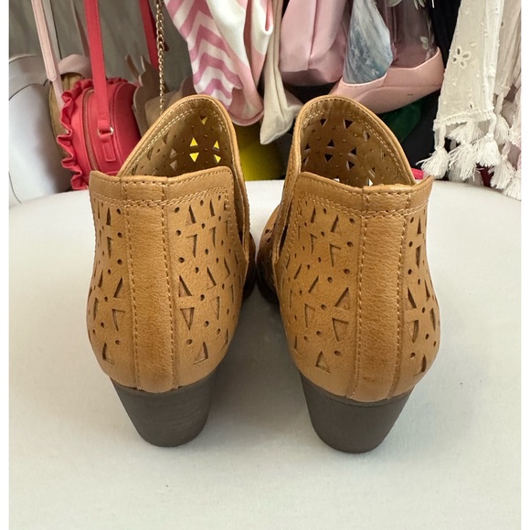 Frye & Co. Sienna "Camel" Cut Out Bootie Ankle Boot Size 6 - Picture 5 of 9